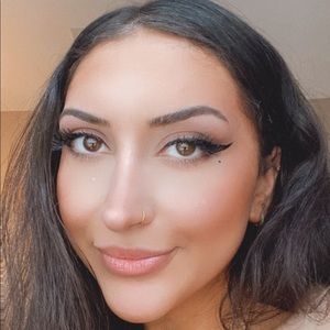 Meet your Posher, Cassandra